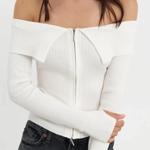 Off shoulder tröja - Supersnygg vit ribbad kofta som är figursydd✨✨