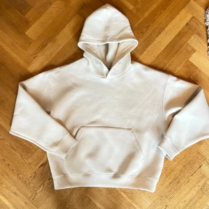 Oversized Weekday Box Fit Hoodie - Box Fitted Hoodie från Weekday  Storlek L passar M-XL  Inga flaws👕