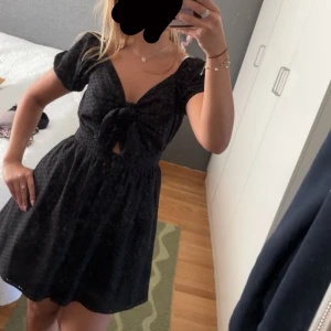 Klänning  - Svart klänning ifrån Zara i nyskick!! 