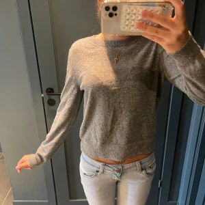 Grå stickad tröja med rund hals - En enkel och stilren grå stickad tröja från H&M. Tröjan är ganska tunn. Storlek XS💞🌸kan förmodligen sänka pris vid förhandling🫶🏼