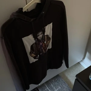 Limitato hoodie - Säljer nu denna stört sköna limitato hoodie, använd en del men fortfarande i bra skick. Storlek S men passar även XS, nyrpis ≈ 3000❗️Mitt pris: 699! ( pris kan diskuteras )