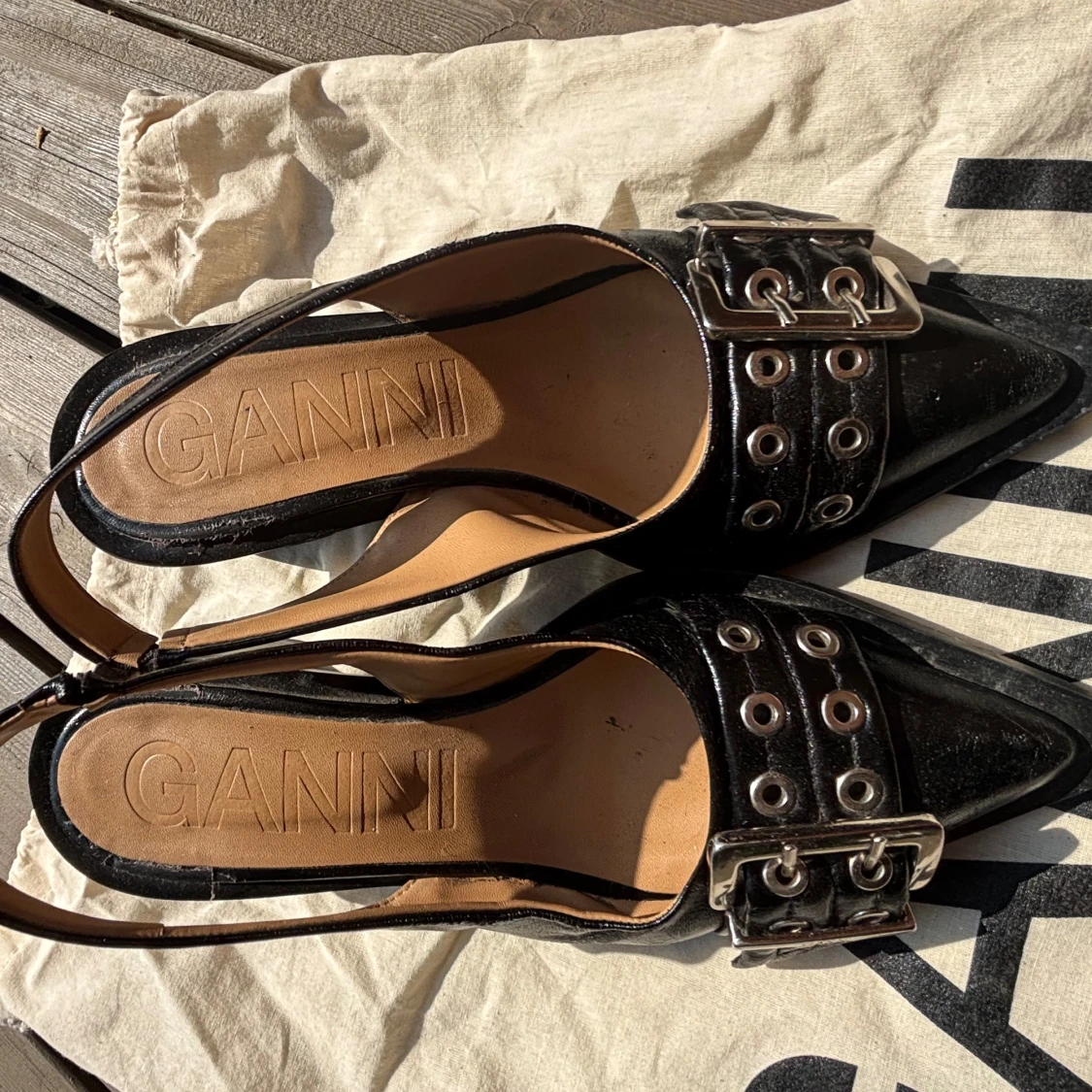 Svarta pumps med spänne från GANNI - 4