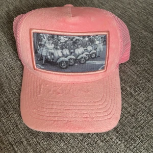 Rosa keps från Emilio Pendenza - Snygg rosa keps från Emilio Pendenza, använd få gånger men har lite smink där man har pannan (se bild 4)