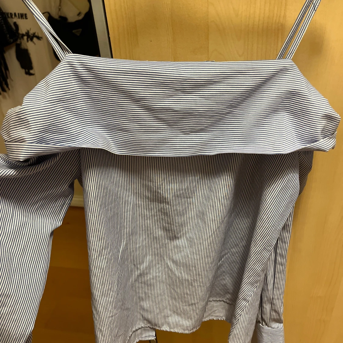 Randig offshoulder blus med puffärm - 4