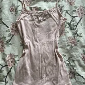 Ett supergulligt ljusrosa linne med spetsdetalj upptill! Stl S. Jättefint på sommaren, passar till mycket! 