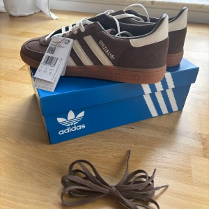 HELT NYA Adidas Spezial earth strata - HELT NYA Hittade en annan färg jag hellre ville ha, därav säljer jag dessa Storlek: 43 1/3  Unisex skor Kan skickas/hämtas
