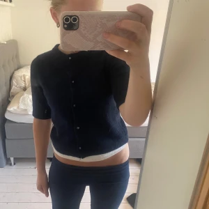 Mörkblå kofta med kort ärm och knappar💞 - Säljer en mörkblå, mjuk och fluffig kofta med korta ärmar och rund hals. Koftan har knäppning framtill med små knappar 