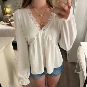 Vit blus med spets från Vero Moda - Supersöt vit blus från Vero Moda med v-ringning och spets. Använd ett fåtal gånger💗