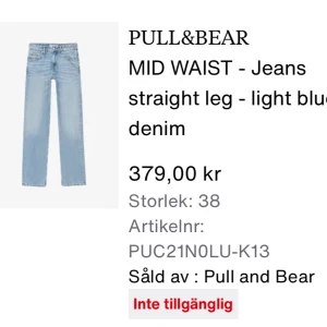 Ljusblå straight jeans Pull&Bear - Ljusblå jeans från Pull&Bear i straight fit med midwaist. Jeansen är lite slitna nertill då dom är för långa för mig som är 165cm annars i bra skick! Ganska stora för mig, där av ingen bild på. 