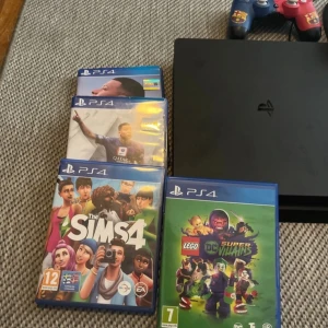 PS4 - PS4 med spel,hörlurar och laddare 