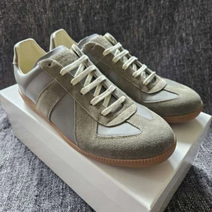 Maison Margiela GATS - Ett par stilrena GATS i färgen olivgrön.        Storlek 43 ✅| Skick: 9/10 ✅| Ingår: Skor, Dustbags ✅ | Bara att skriva vid någon fråga 🙌