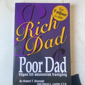 Rich Dad Poor Dad: Vägen till ekonomisk framgång - En inspirerande bok om ekonomi och personlig utveckling. Lär dig skillnaden mellan att arbeta för pengar och att få pengar att arbeta för dig. Perfekt för unga vuxna som vill ta kontroll över sin framtid och förstå hur man bygger ekonomisk frihet.