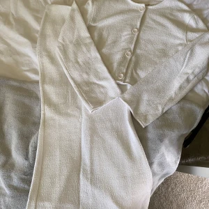 Vitt set  - Super fint set ifrån Nelly. Använd en gång, koftan är i strl.xs kjolen strl.xxs. Båda passar en xs/s  Kjolen har två fläckar men de syns knappt och går säkert att få bort men är inte så insatt i hur  därför jag inte försökt själv.  Kjolen är så smickrande på då den är figursydd. Kjolen har Slits baktill