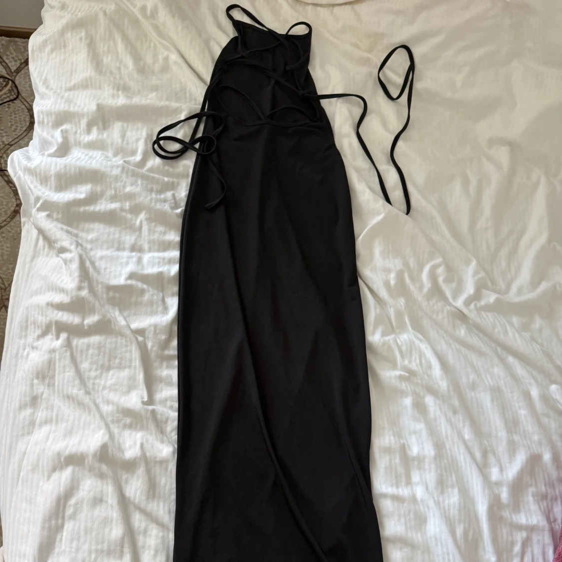 Svart långklänning med öppen rygg och snörning