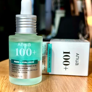 Anua PDRN Hyaluronic Acid Capsule 100 serum! - Anua PDRN Hyaluronic Acid Capsule 100 är ett återfuktande serum som kombinerar PDRN, kollagen och 11 typer av hyaluronsyra för att stärka hudens fuktbarriär och fasthet. Med Anuas avancerade Smart Capsule-teknologi med lågmolekylär struktur optimeras hudens absorption av aktiva ingredienser för maximalt resultat. 30 ml. Oanvänd med kartong.