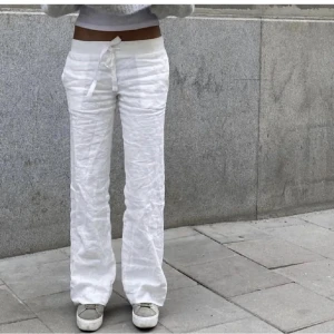 Alohba linnebyxor - Snygga vita linnebyxor från alobha. Använda en gång, nyskick. Uppsydda så att de passar mig som är 167, men de går enkelt att sprätta upp. Kom privat för frågor❤️❤️