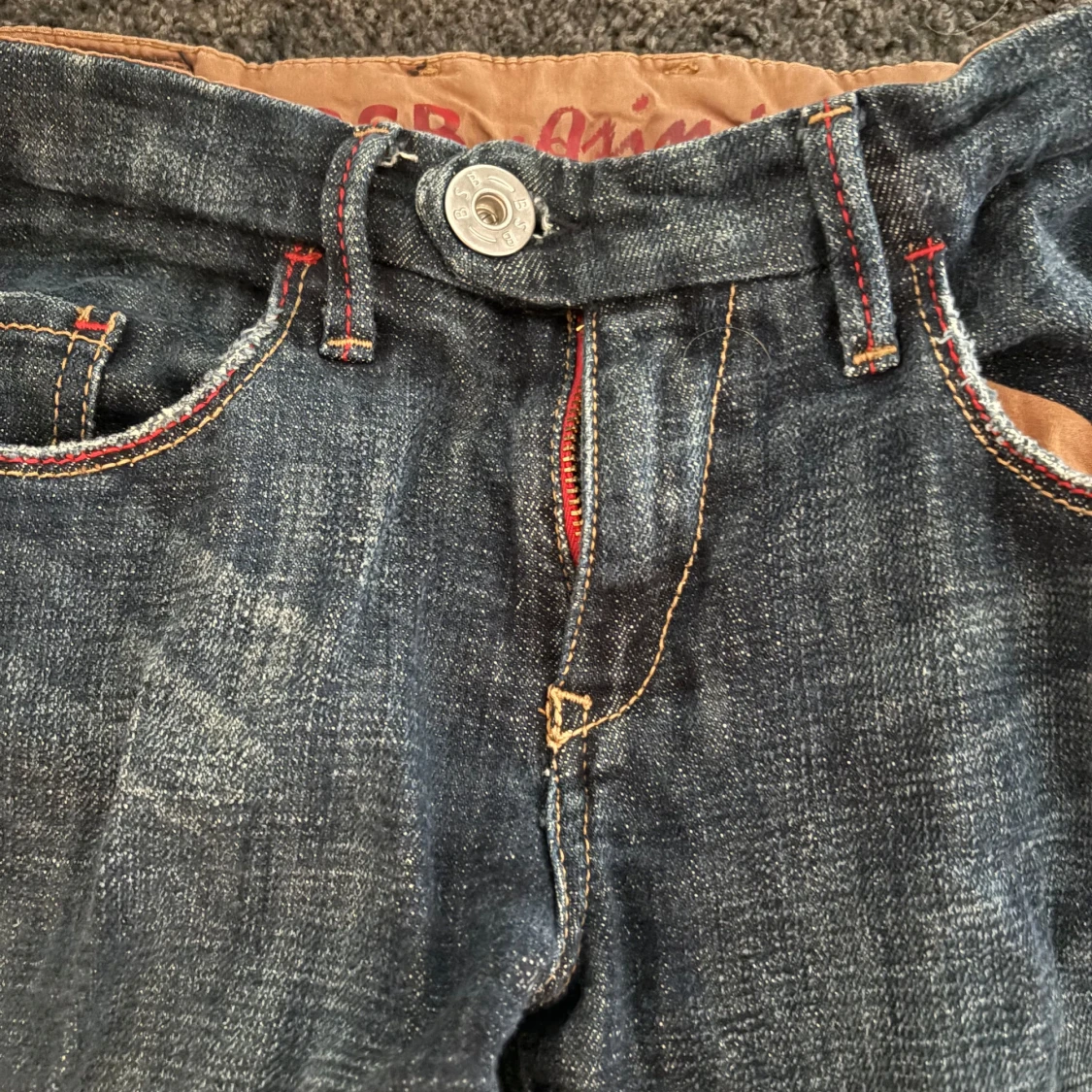 BSB jeans med röda detaljer - 1