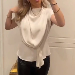 Festtopp Zara - Snygg festtopp som är köpt ifrån Zara och modellen heter ”Topp med veck”💕Inte så använd så den är i ett bra skick!!