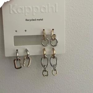 Örhängen - Säljer örhängen, köpta i 4-pack men säljer endast 3 par av örhängena! Ej testade. Inte säker på om dom är nickelfria! Ej äkta guld! Bild 2 från hemsida. Kontakta mig vid önskan om fler frågor och eller bilder. Köparen betalar frakten! 