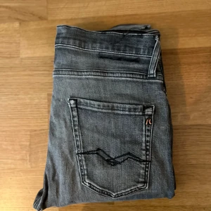 Replay jeans Grå - Säljer nu dessa grå replay jeans i modellen thad. Dem sitter som slim fit. Några lappar som trillar av men inget som påverkar användning. Vid minsta funderingar är det bara att kontakta🙏🙏