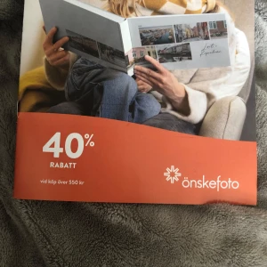 Rabatt kod till önskefoto - Bäställde tavla från önskefoto för ett tag sen och fick med denna men kommer inte handla där ifrån på ett tag ändå tror jag så ger bort den. det är en rabattkod till önskefoto om man handlar där över 550kr så får du 40% rabatt, den gäller till 30.09.2025💕Passa på!!🫶🏼