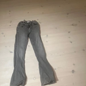 Grå bootcut jeans från Levis - Säljer ett par gråa Gina tricot  jeans med bootcut passform. Jeansen har klassisk femficksdesign, normal midja.Perfekta för dig som gillar en avslappnad men ändå snygg stil.
