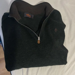 Morris halfzip - Mörkgrön stickad tröja från Morris i 100% merino wool, med halv dragkedja, i super skick står XL men passar M-S, tröjan är i super skick inga defekter, pris kan diskuteras. Skriv om ni har fler frågor!😉