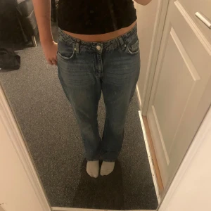 Midwaist blå jeans - Säljer dessa Jeans då de aldrig används, jag är 170cm och de är perfekta i längden. Perfekta för en chill och avslappnad stil. Materialet är tåligt denim som håller länge.