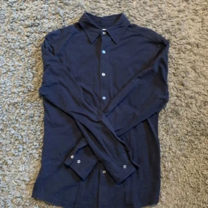 John Henric skjorta - Säker nu denna riktigt snygga John Henric skjortan. Skjortan är i storlek S och är i toppen skick! Den är i 100% bomull vilket gör den varm och skön för kallare väder också. Hör av er vid funderingar📩