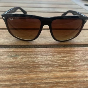 Ray-Ban Boyfriend - Säljer nu minna Ray-Ban boyfriend. Brillorna är i bra skick och har inte andvänds specielt mycket. Pris kan diskuteras vid snabb affär🐺