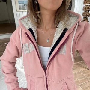 Abercrombie & fitch hoodie zip med foder - En tjock zip från abercrombie & fitch med foder i storlek XL. Tröjan upplevs extremt mycket mindre i storlek, mer som en S. Jag skickar alltid inom 24h! Se liknande zip i min profil! E17