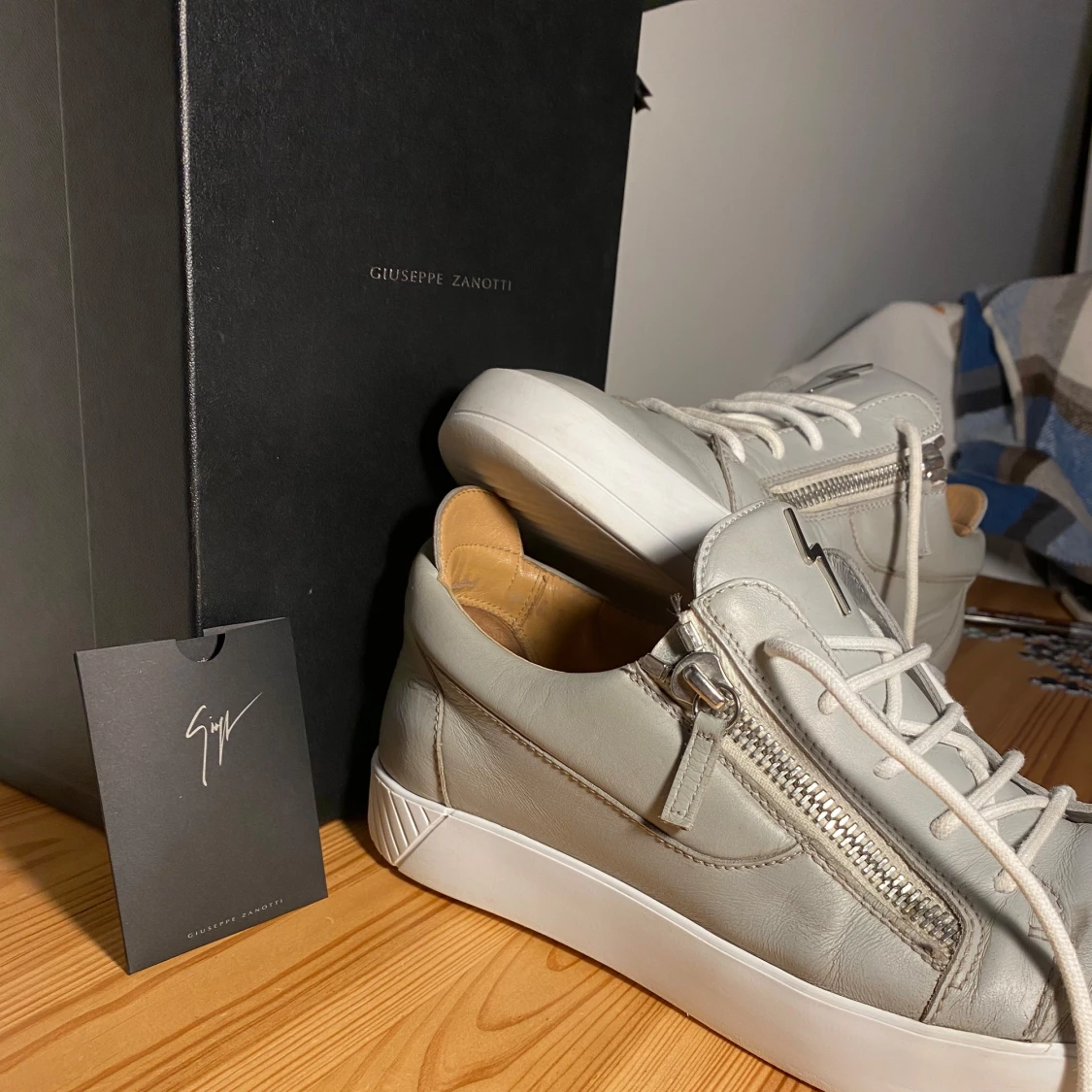 Grå sneakers från Giuseppe Zanotti - 2