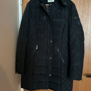 Svart lång jacka  - Använd fåtal gånger 💗