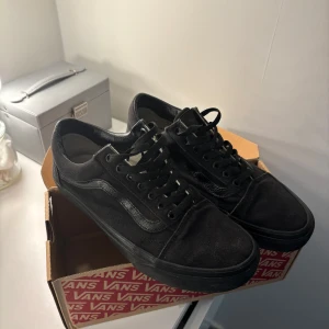 Vans skor - Svarta Vans skor som är i fint skick, inga slitage. Lite använda. Storlek 42 men lite små så skulle säga att de mer är som en 41, möjligtvis 40. Hör av er vid frågor!