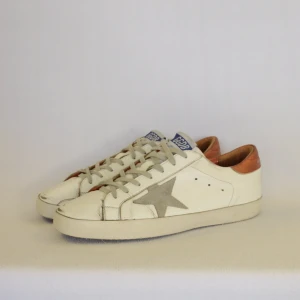 Golden Goose superstar sneakers  - GOLDEN GOOSE SNEAKERS  Storlek : 43  Passform : Normal  Användning : Skorna är i ett fint skick utan defekter  Nypris : Cirka 5500SEK