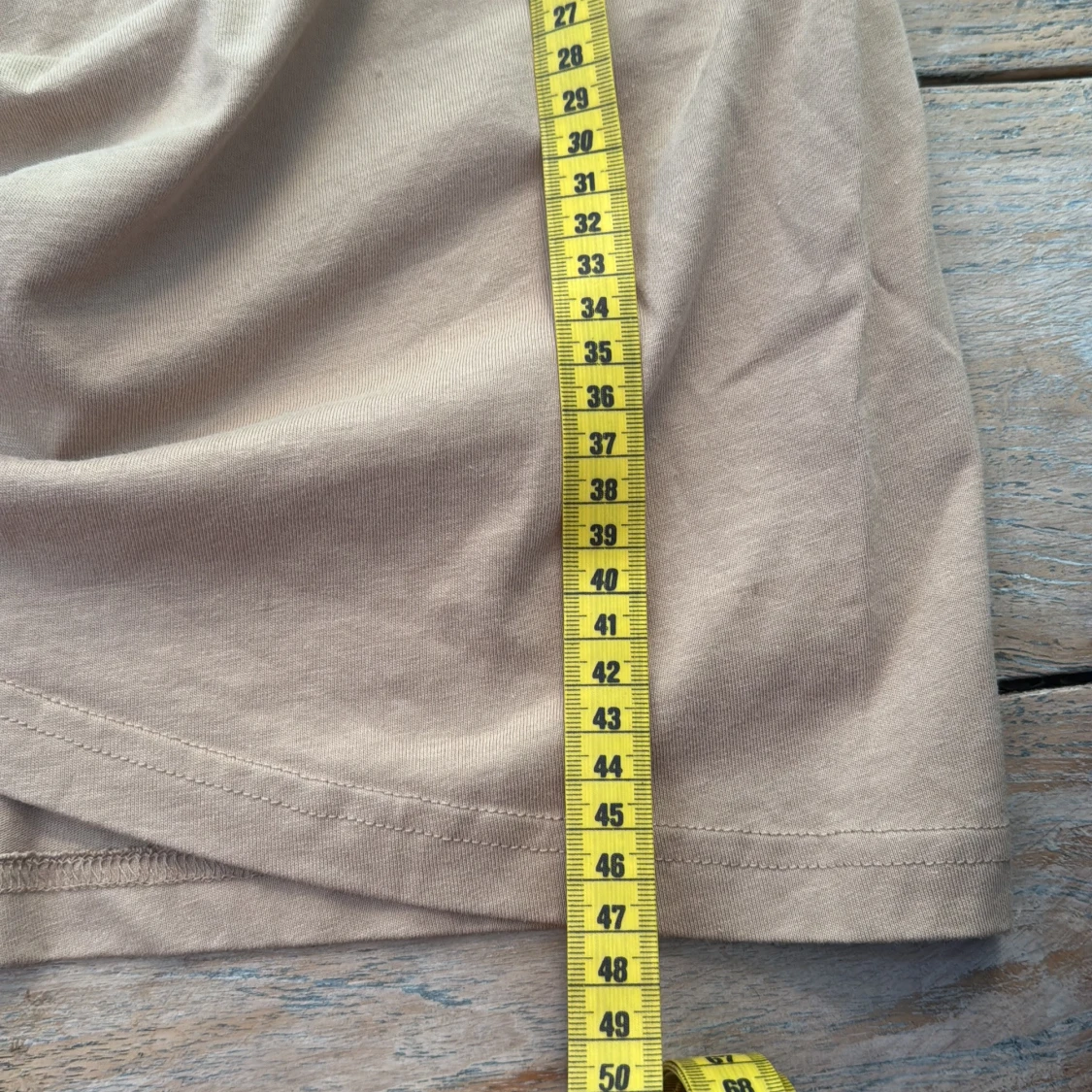 Beige omlottkjol med rynkade detaljer - 4