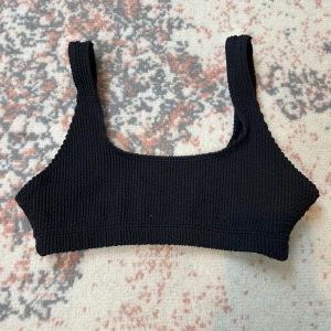svart bikiniöverdel - jättefin svart bikiniöverdel från monki i storlek xs! perfekt till sommaren!!