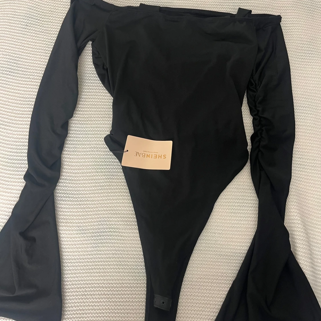 Svart offshoulder body  - 1