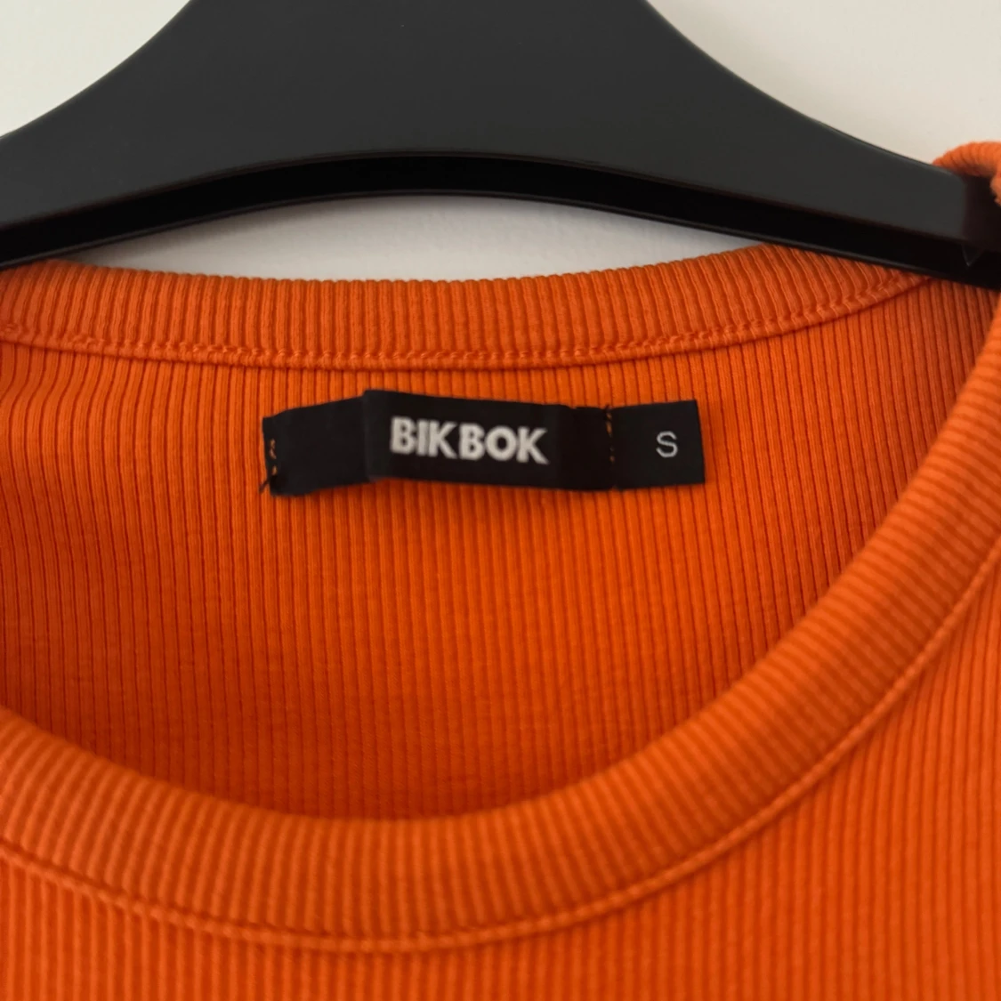 Ribbad orange klänning från Bik Bok - 2