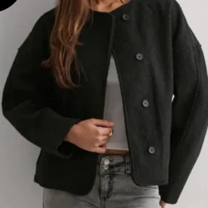 Svart höstkappa - En jätte snygg kappa som passar perfekt till hösten, den är knappt använd och i mycket bra skick.