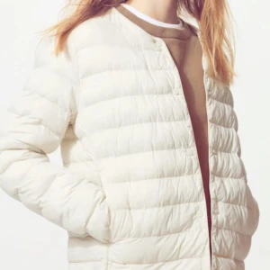 Vit dunjacka i minimalistisk stil👐🏻 - Snygg vit dunjacka med quiltad design och rund hals. från uniqlue!! Knappt använd🫰🏽