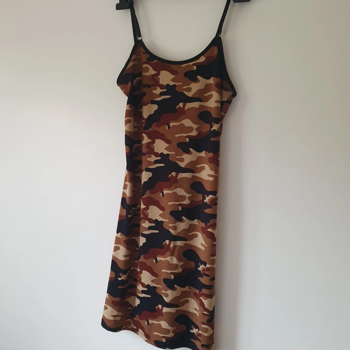 Camo slipklänning med tunna axelband strl M