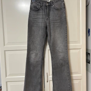 Grå bootcut jeans i storlek 36 - Snygga grå jeans i bootcut-modell. Full length flare från Gina Tricot! Älskade dom så mycket, men använder inte längre, lite slitage långst ner då jeansen är långa men det passar jeansstilen