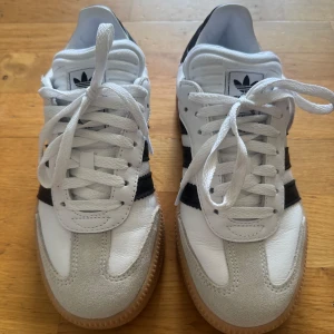 Adidas Samba sneakers Xlg storlek 38 - Adidas samba xlg mkt fint skick, använda 2 ggr