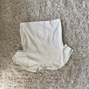 Vit blus med hålmönster från Zara - Supersöt vit blus från Zara med korta ärmar och hålmönster över hela tyget. Blusen har en rund halsringning och är gjord i ett mjukt bomullsmaterial som känns luftigt och fräscht. Perfekt för dig som gillar en clean och stilren look med en twist.