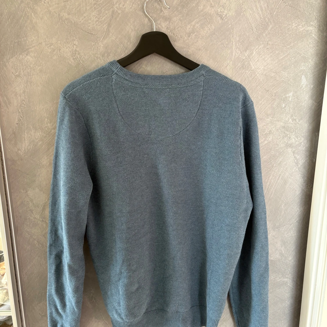 Blå stickad tröja med rund hals - 1