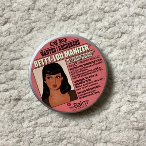 Betty-Lou Manizer bronzer från theBalm - Säljer en Betty-Lou Manizer bronzer från theBalm. Produkten är aldrig använd, i nytt skick.