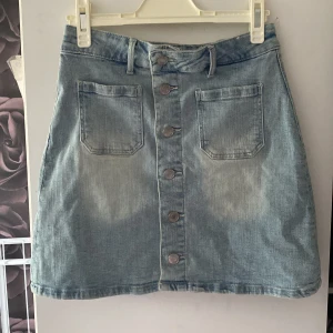 Ljusblå jeanskjol - Säljer för jag inte använder 