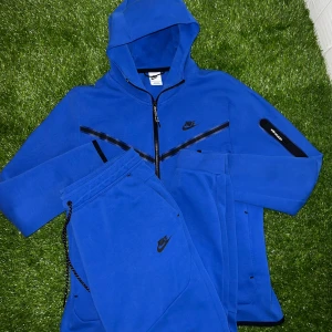 Royal blue Nike tech  - CentralCees egna färg på Nike tech, otroligt sällsynt och bra skick därav priset. Går att köpa hela dressen eller hoodie eller byxor var sig!