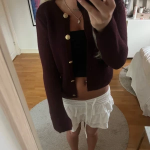 Vinröd kofta ifrån Zara - Skit snygg kofta ifrån Zara, den är hyfsat tjock så den kan även andvändas som jacka på vår eller sommar💓💓 I storlek s